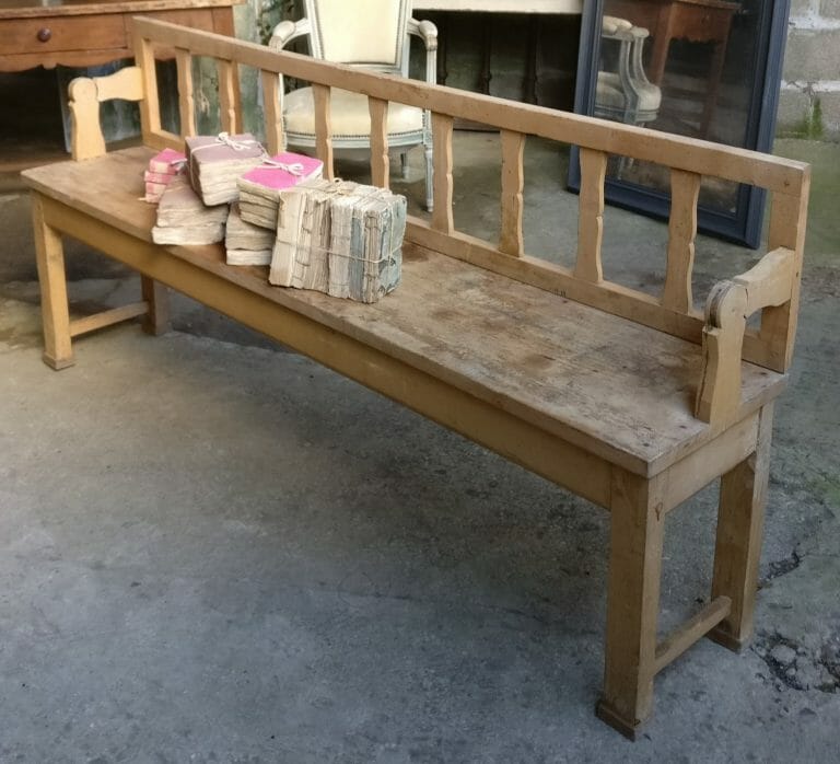 Bench with back that changes direction