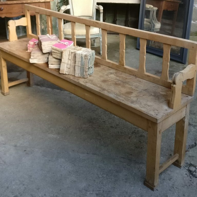 Bench with back that changes direction